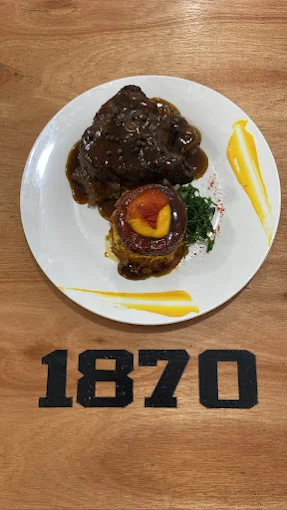 Prato gourmet servido no Pátio de Comidas 1870 — apresentação com o logo 1870